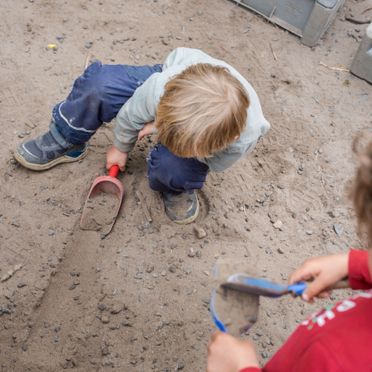 Børn i Lille-Gryn leger på legepladsen.