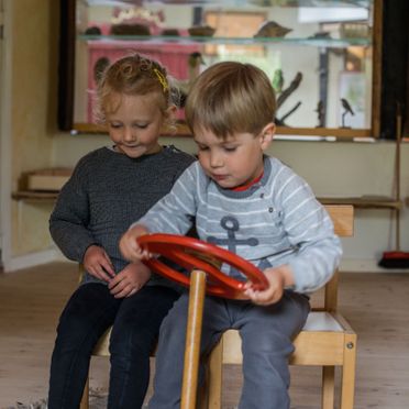 Børn leger indendørs i Lille-Gryn.