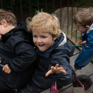 Børn i Lille-Gryn leger på broen.