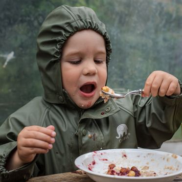 Barn spiser hjemmelavet grød til frokost i Lille-Gryn.