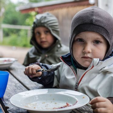 Børn spiser økologisk hjemmelavet grød til frokost i Lille-Gryn.