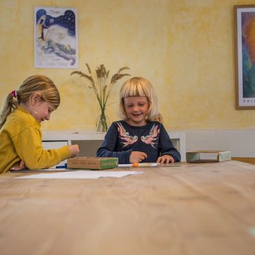 Børn tegner indendørs i Lille-Gryn.